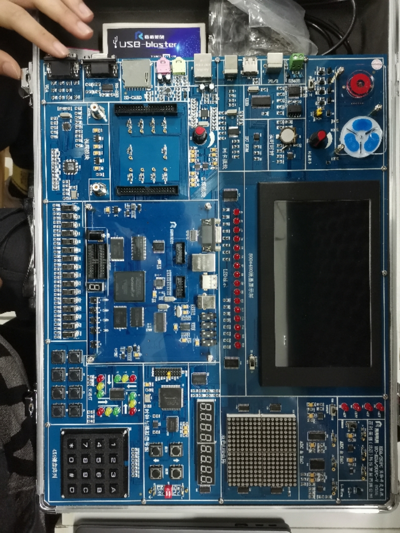 FPGA实验箱.jpg