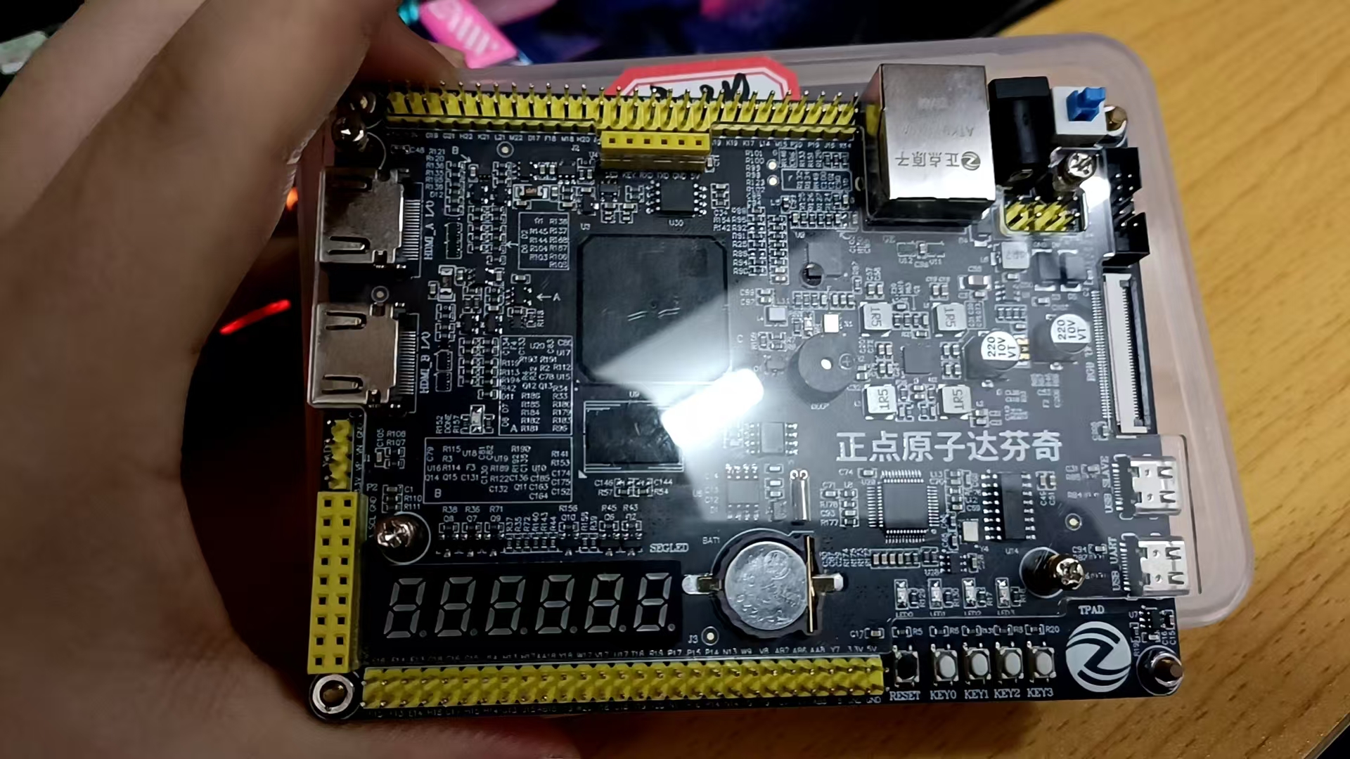 DHT11 温湿度 LCD1602 显示与报警 FPGA 设计 Verilog Vivado 开发板验证图片 开发板照片.jpg