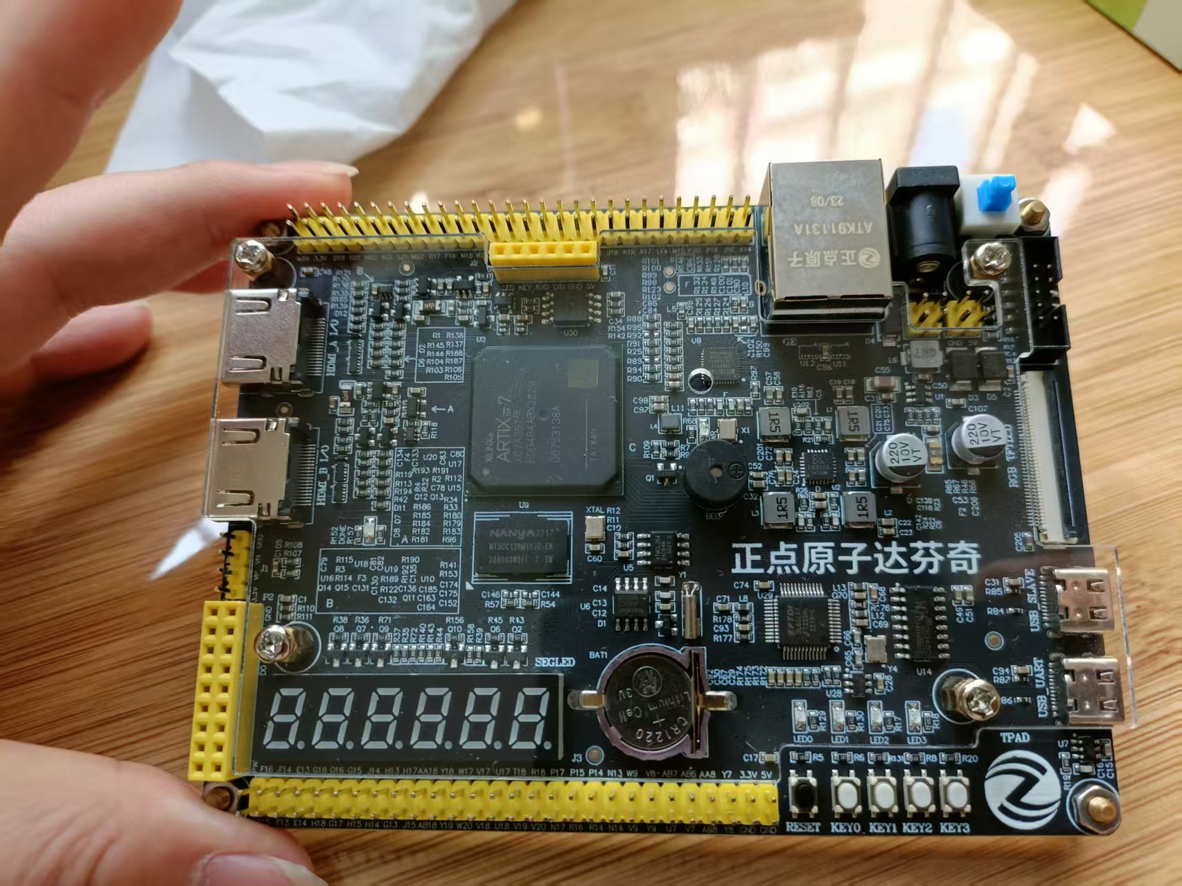 DHT11 温湿度 LCD1602 显示与报警 FPGA 设计 Verilog Vivado 开发板验证图片 开发板.jpg
