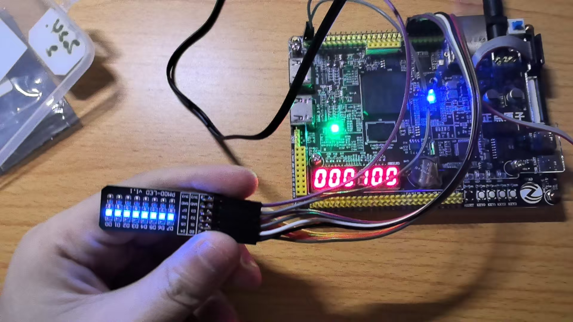 乒乓球游戏机 FPGA 设计 Verilog Vivado 开发板验证图片 上板验证 (2).jpg