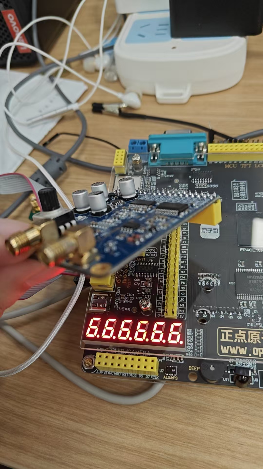 ROM 波形 DA 输出控制 FPGA 设计 Verilog Quartus 开发板验证图片 开发板_2.jpg